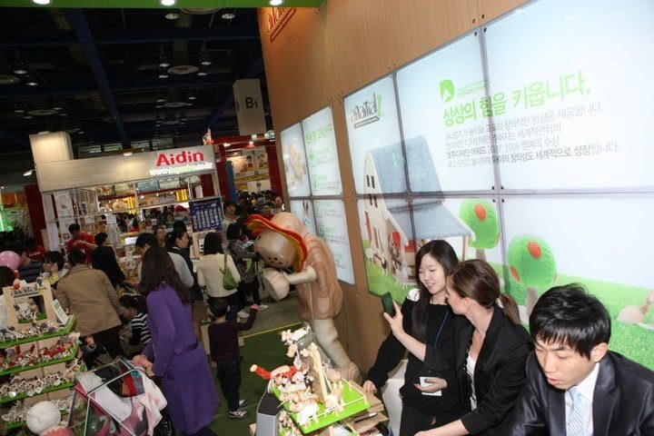 Crowds at the Anamalz stand in South Korea, 2011.
